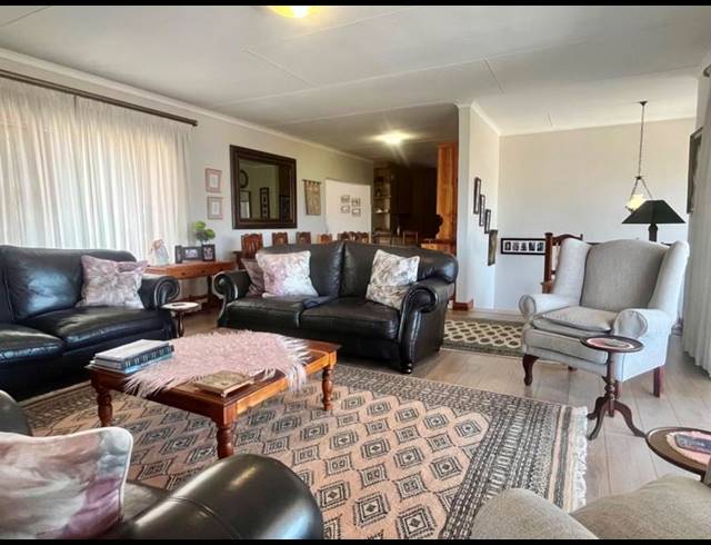 4 BEDROOM HOUSE FOR SALE IN FRAAIUITSIG
